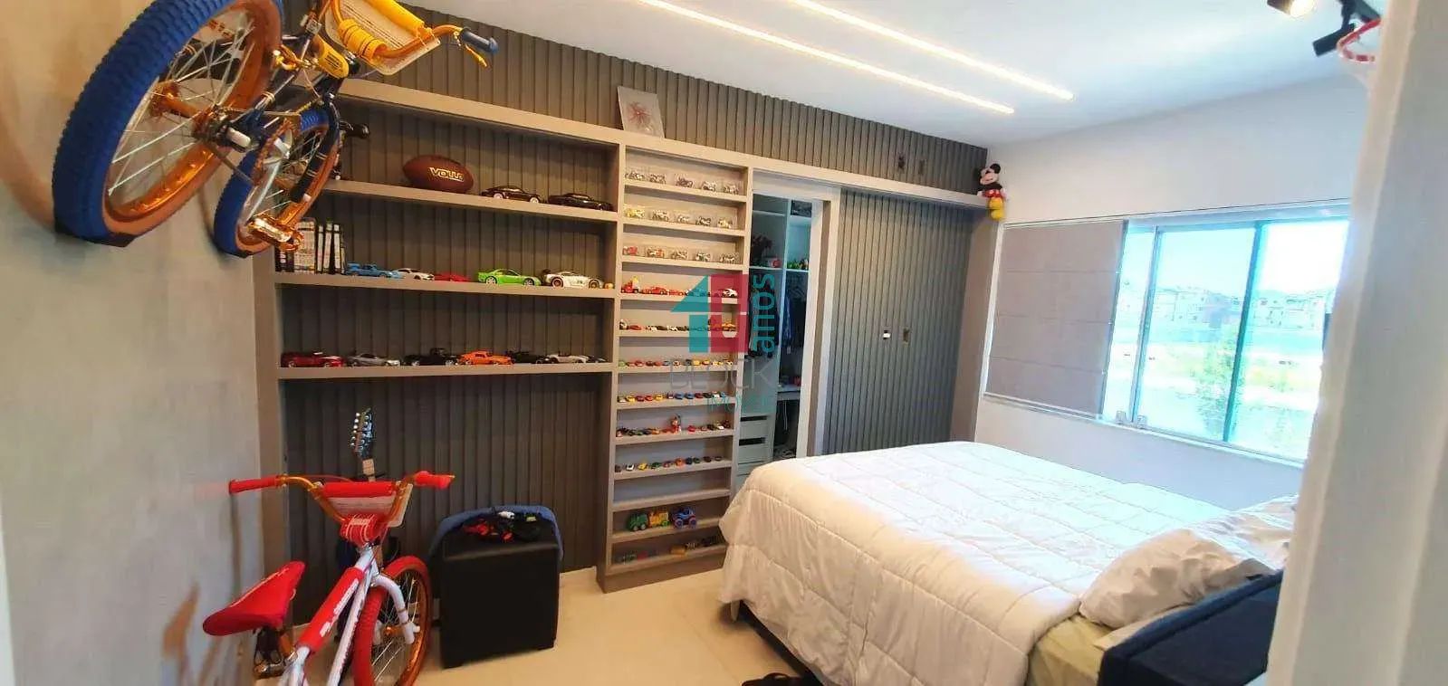 Condominium house with 4 suites and a home office desk — photo 31