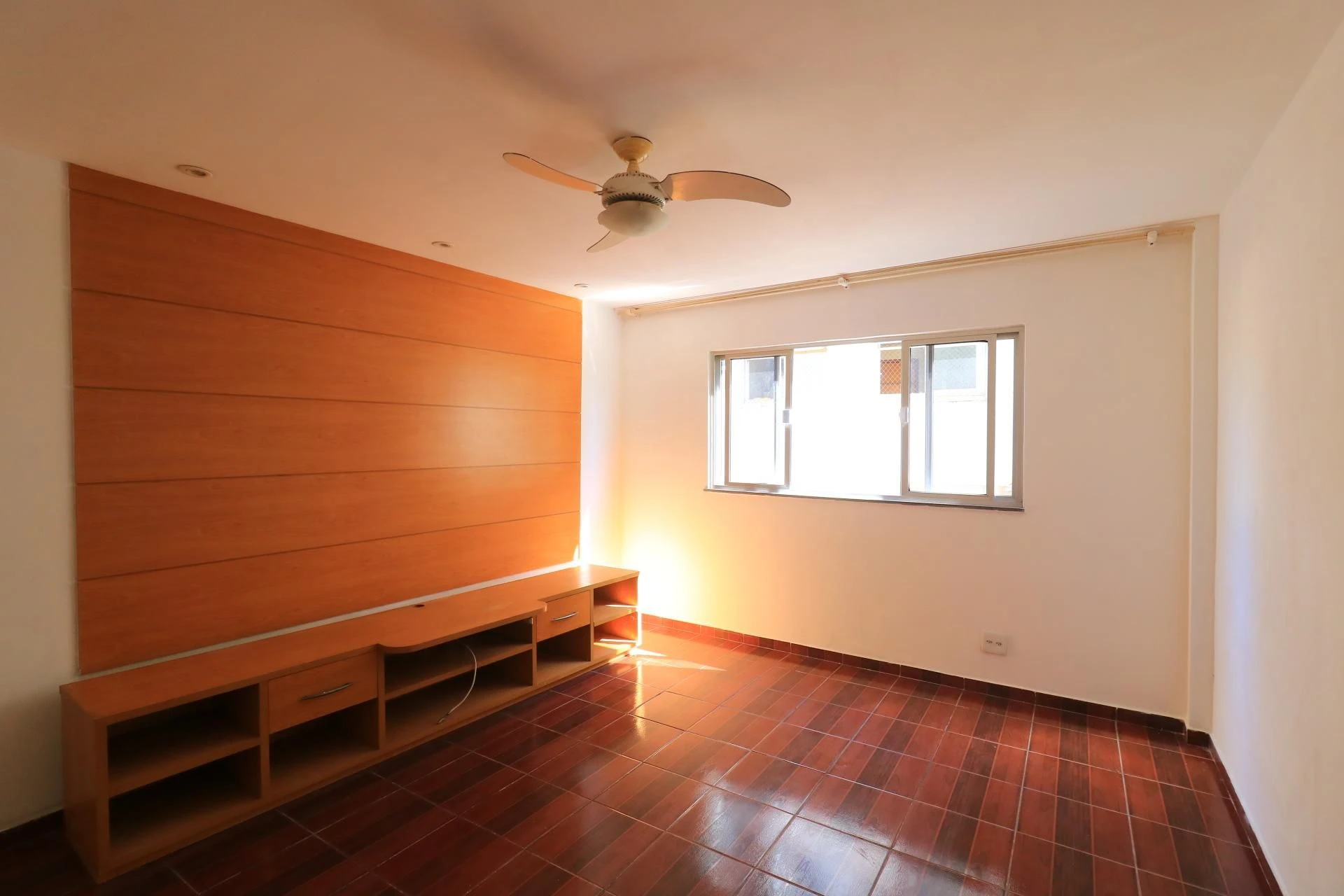 Unfurnished 2-bedroom apartment with balcony and 1 parking