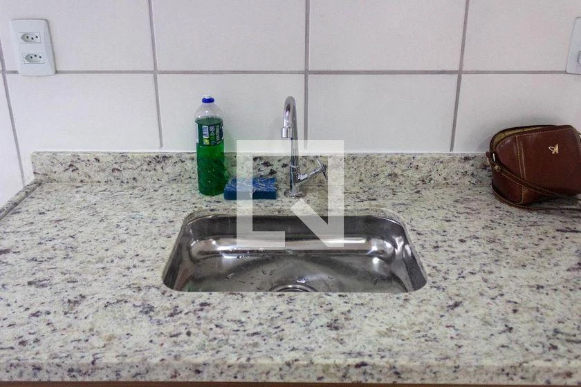 Apartamento de 2 quartos com piso de madeira ou laminado — photo 10