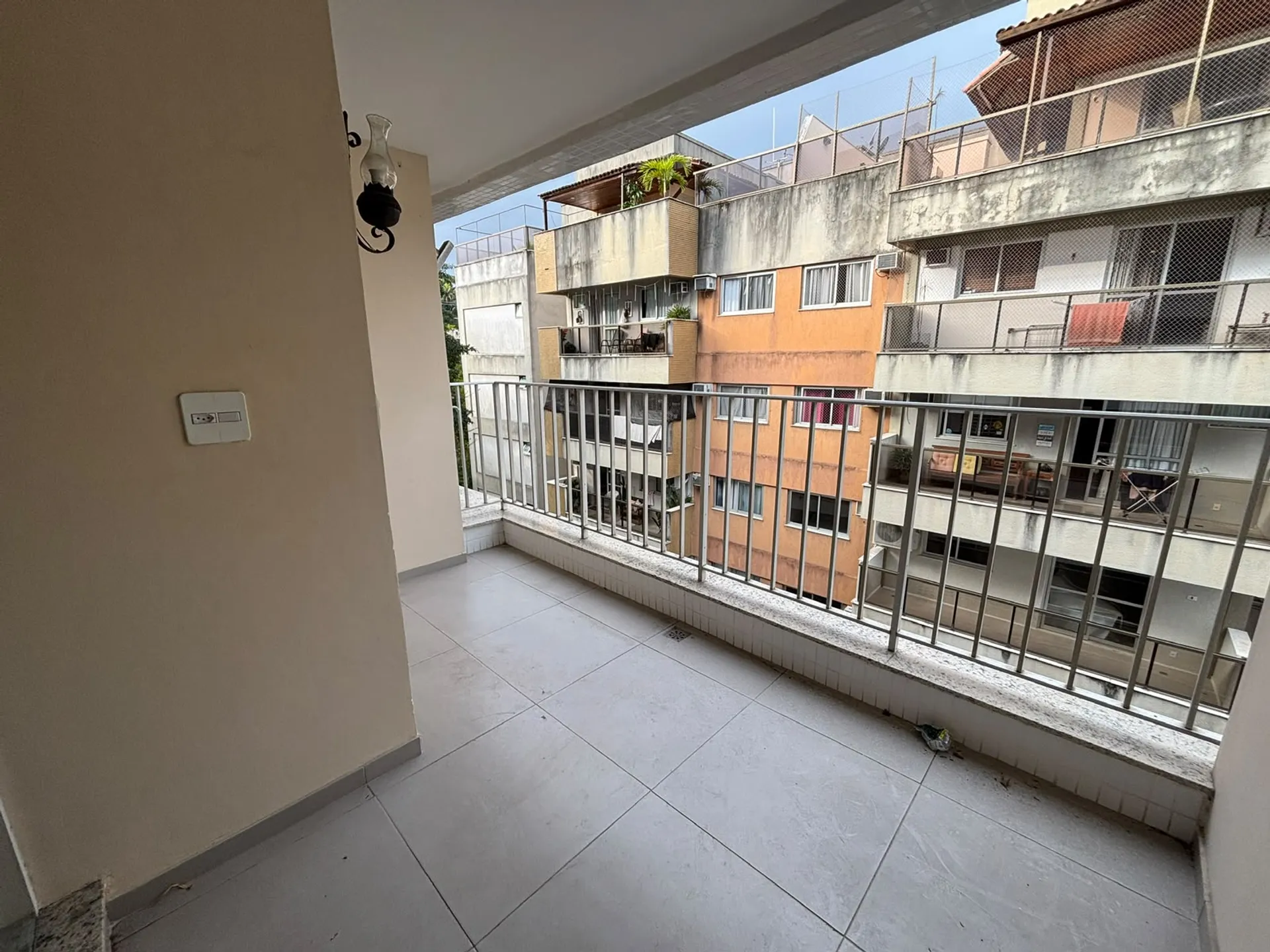 One-bedroom apartment with a mountain view — photo 2