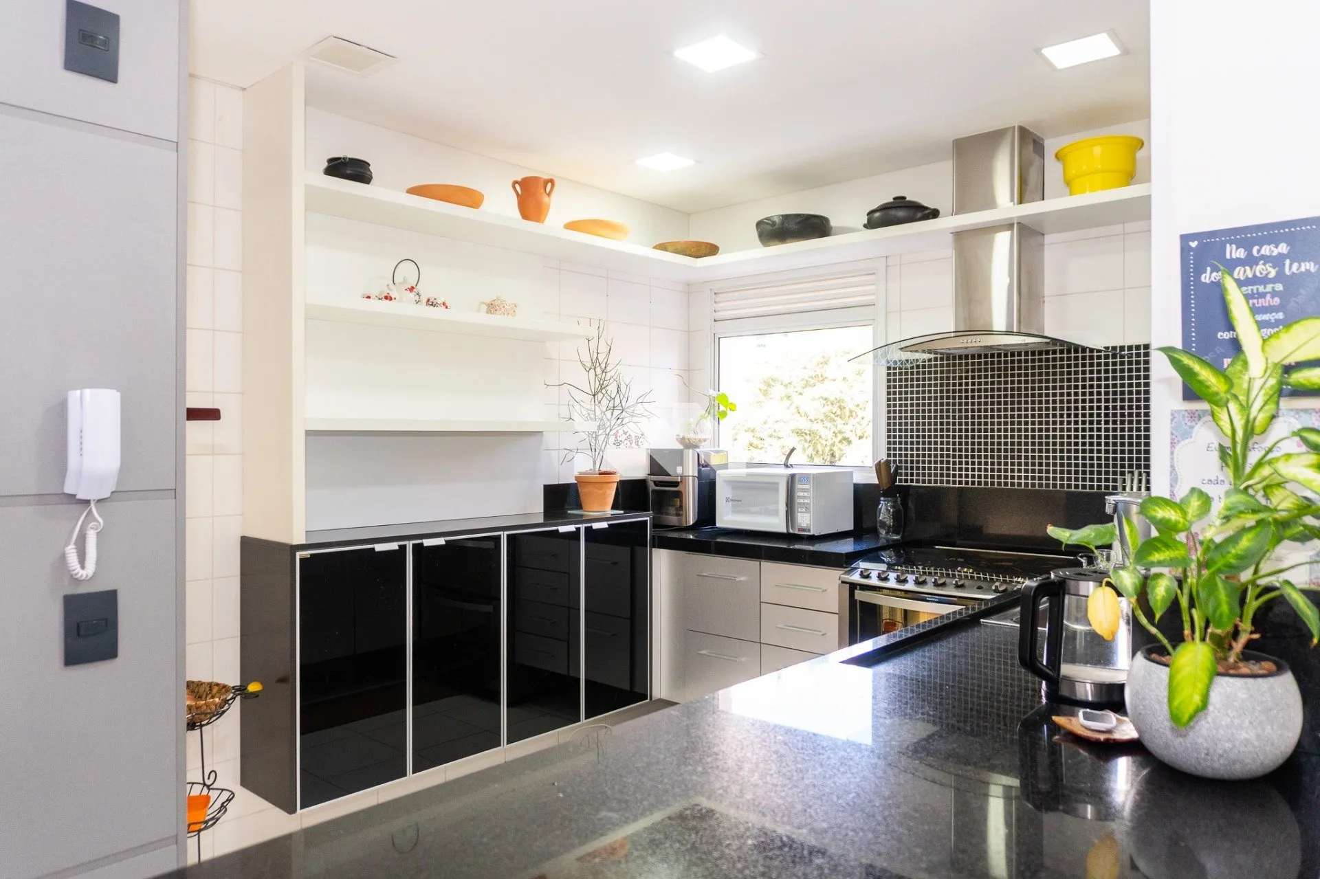 Semi-furnished apartment with 3 bedrooms and balcony grill — photo 37