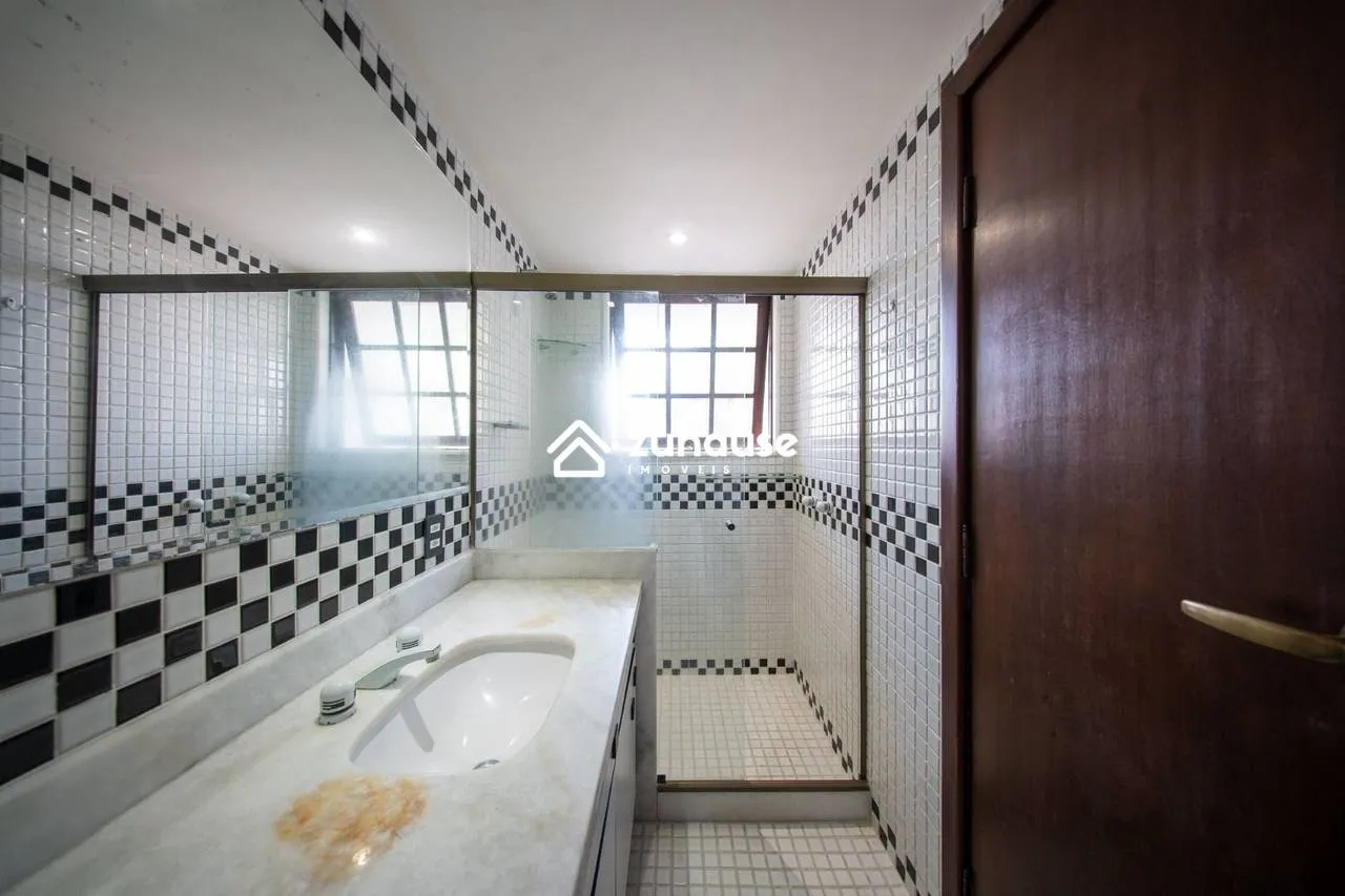 Casa de 5 quartos com janelas do piso ao teto — photo 33