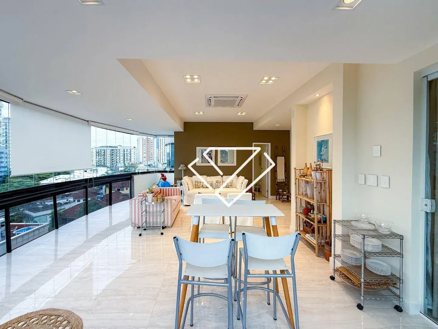 Furnished 4-bedroom apartment on the 6th floor — photo 4