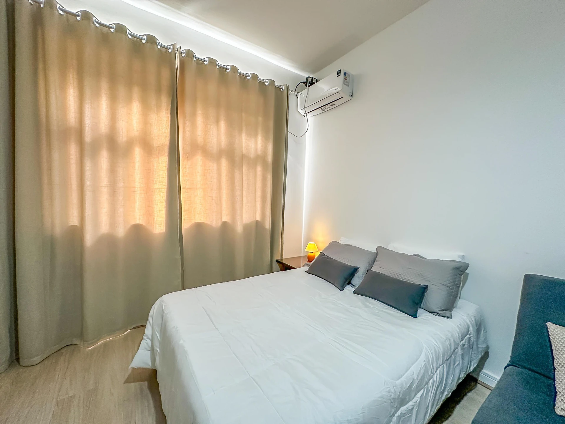 Furnished studio, 30 m², with wood or laminate floors — photo 10