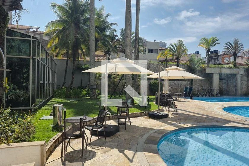 Furnished 1-bedroom apartment with glass-enclosed balcony — photo 3