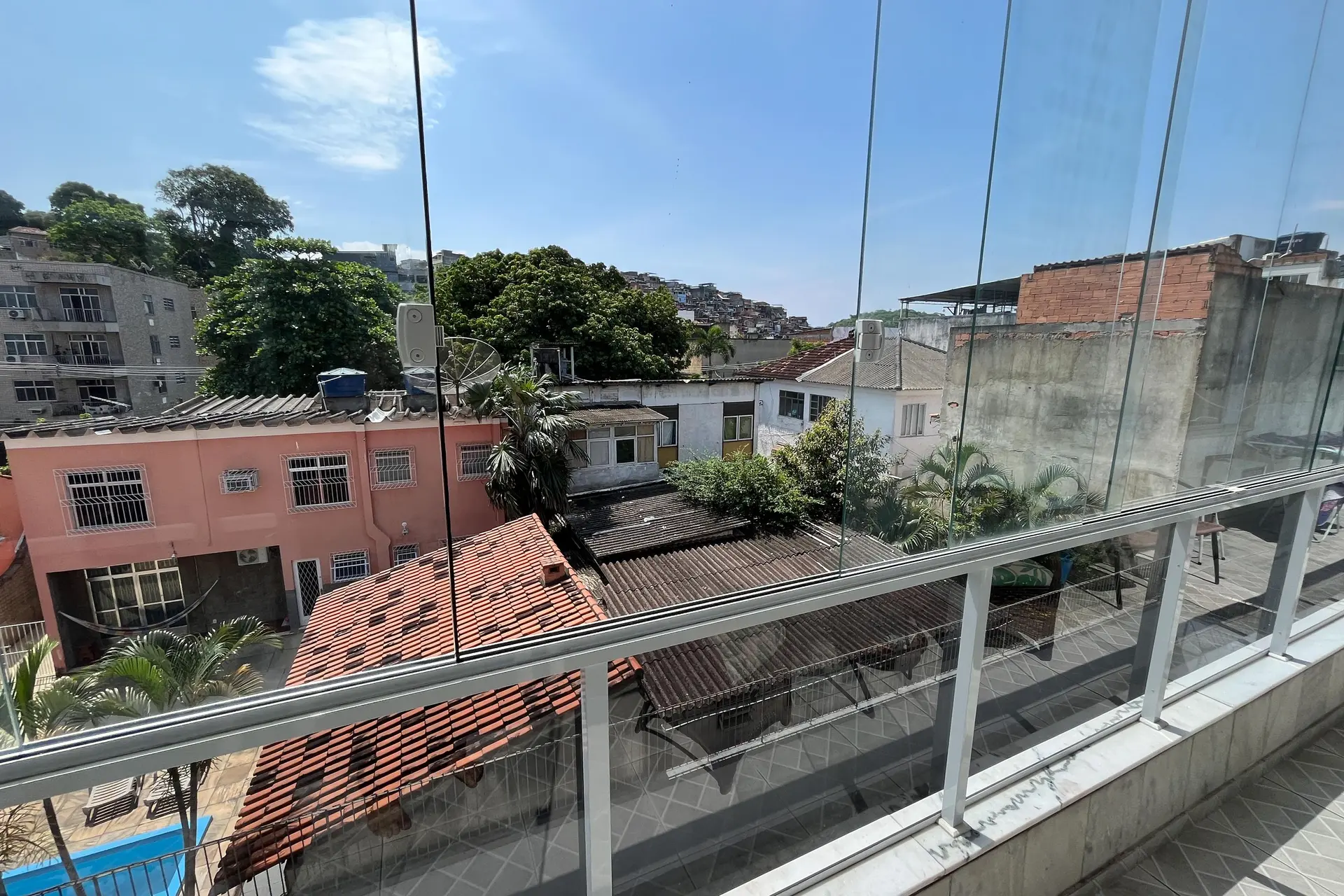 Glass-enclosed balcony in a 3-bedroom apartment, 131 m² — photo 54