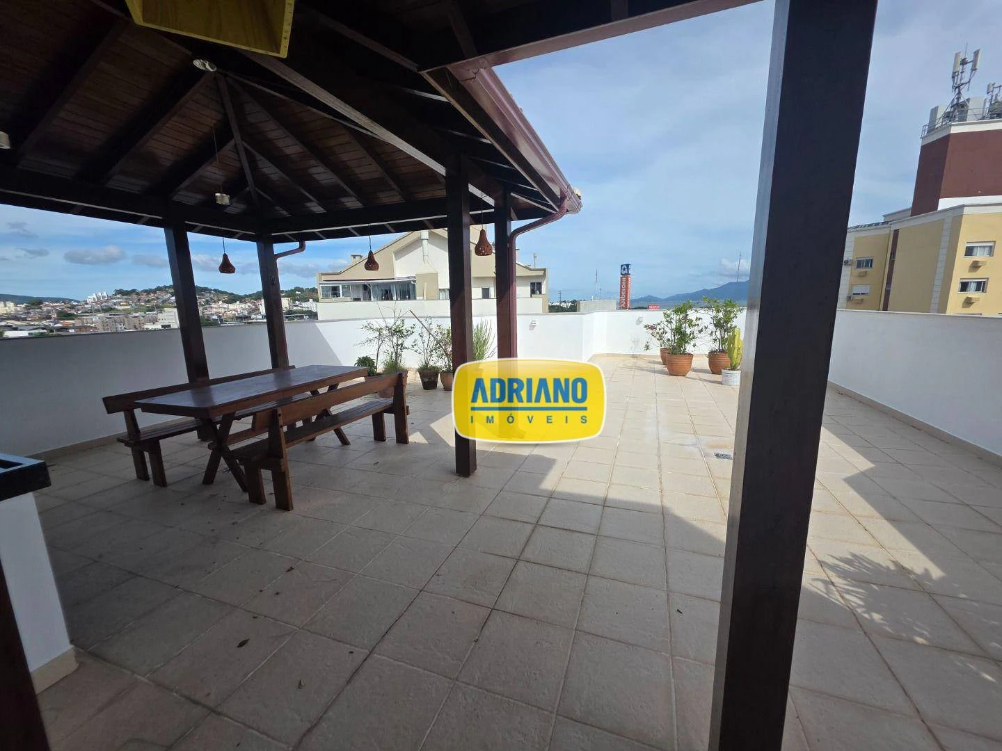 Apartamento mobiliado com 3 quartos e 1 banheiro, 207 m²