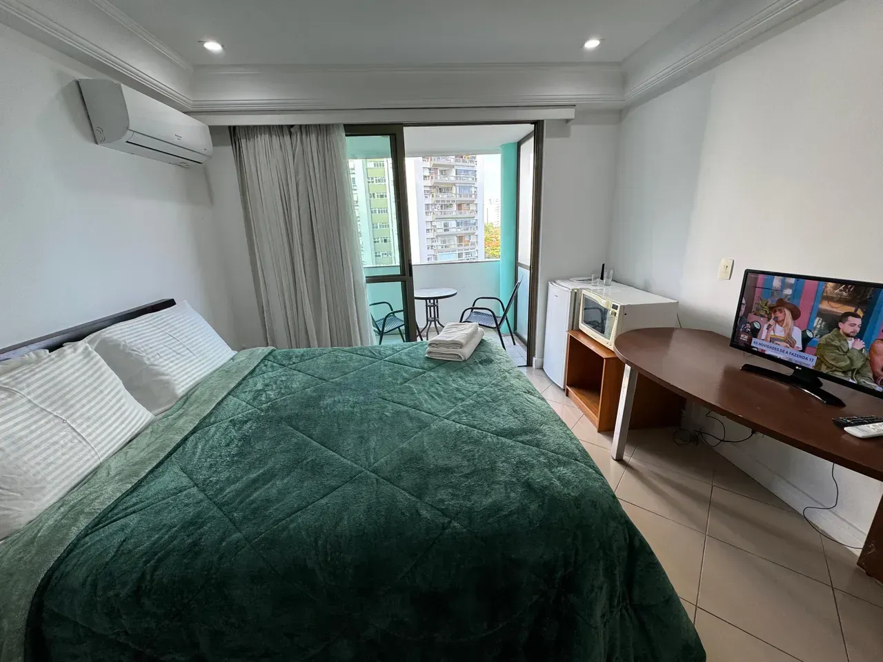 1-bedroom apartment with glass shower and electric showerhead — photo 4