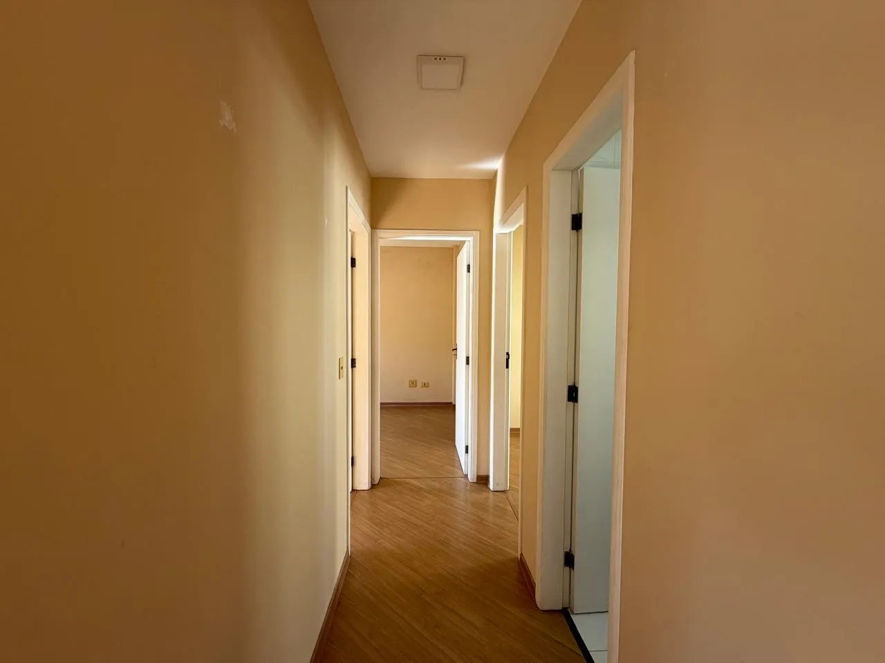 Квартира з 3 спальнями та дерев'яною підлогою або ламінатом — photo 12