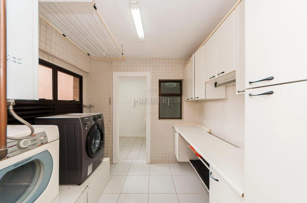 3-bedroom apartment with a bathtub in Curitiba — photo 14