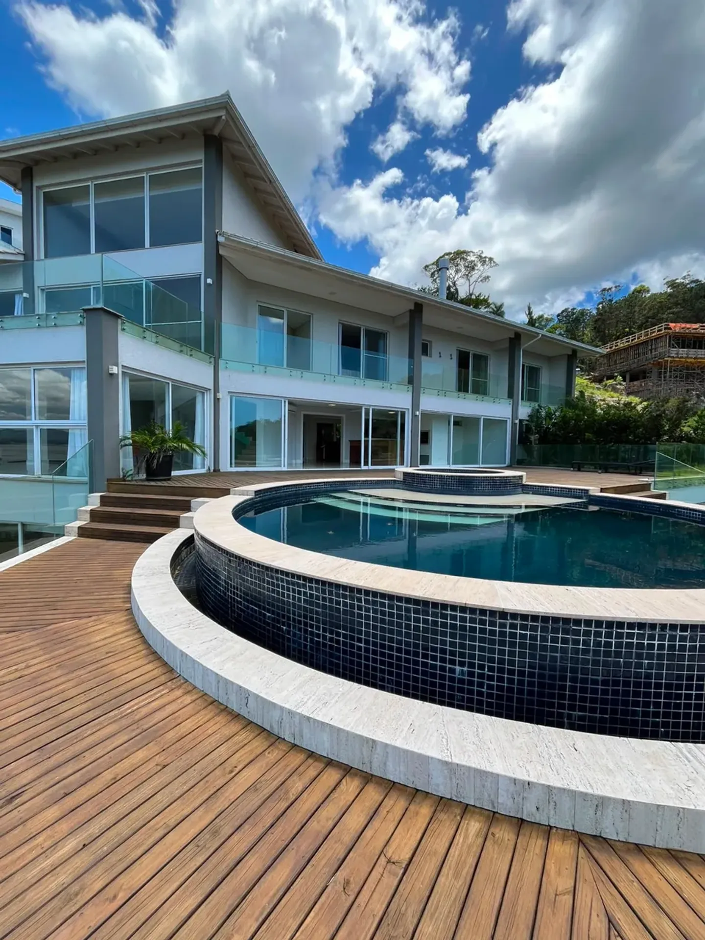 Casa de 1000 m² con vista al agua y chimenea — photo 8