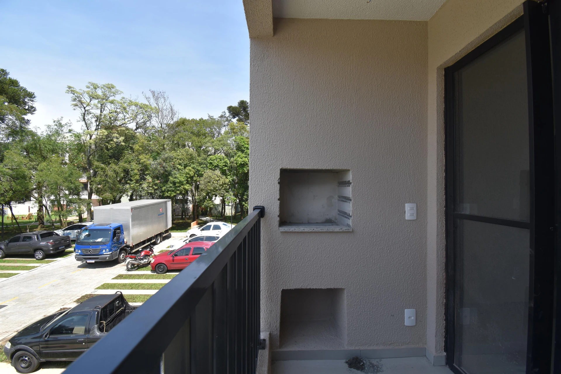 Balcony with a grill in a 2-bedroom apartment, 53 m² — photo 12
