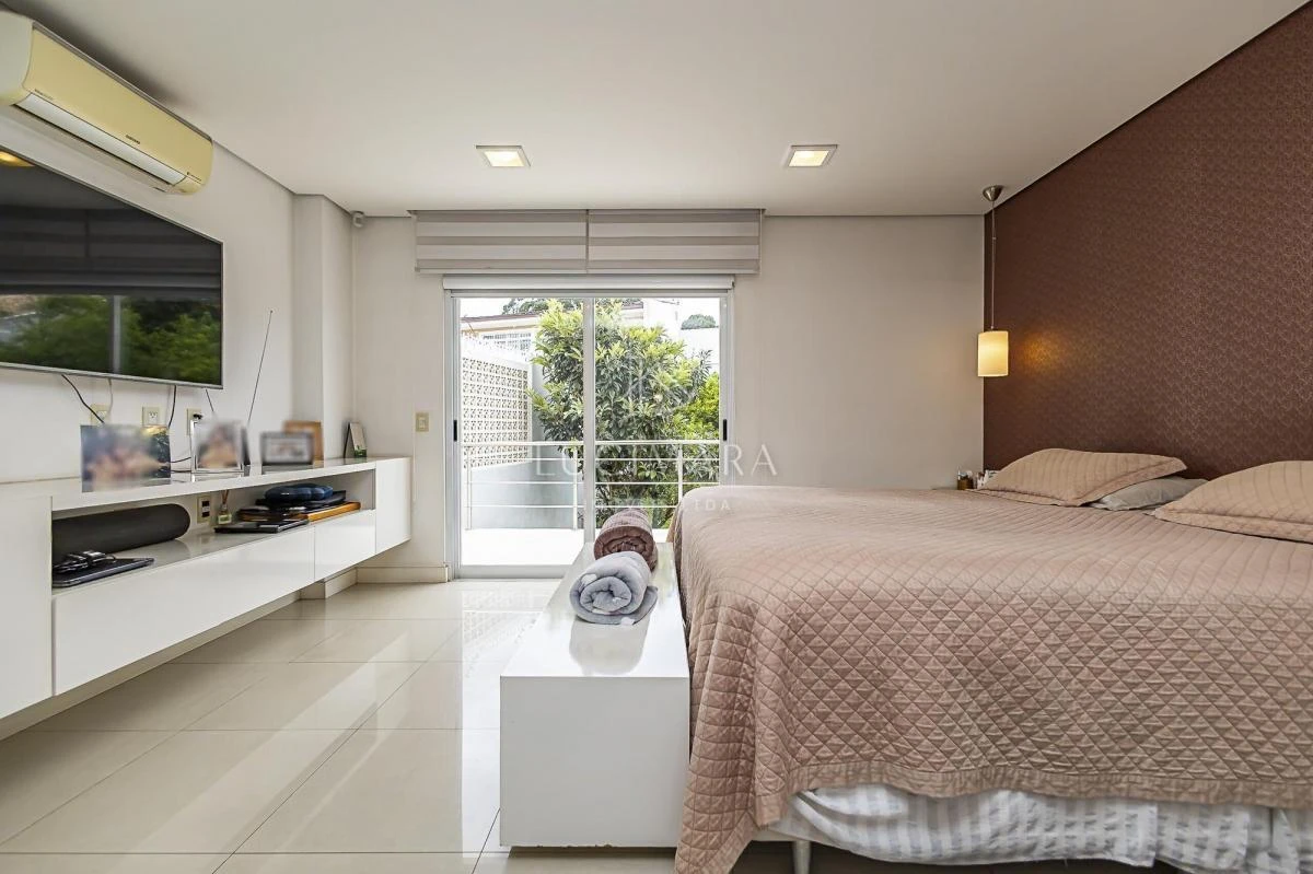 Bathtub in a 4-bedroom house, 400 m² — photo 14