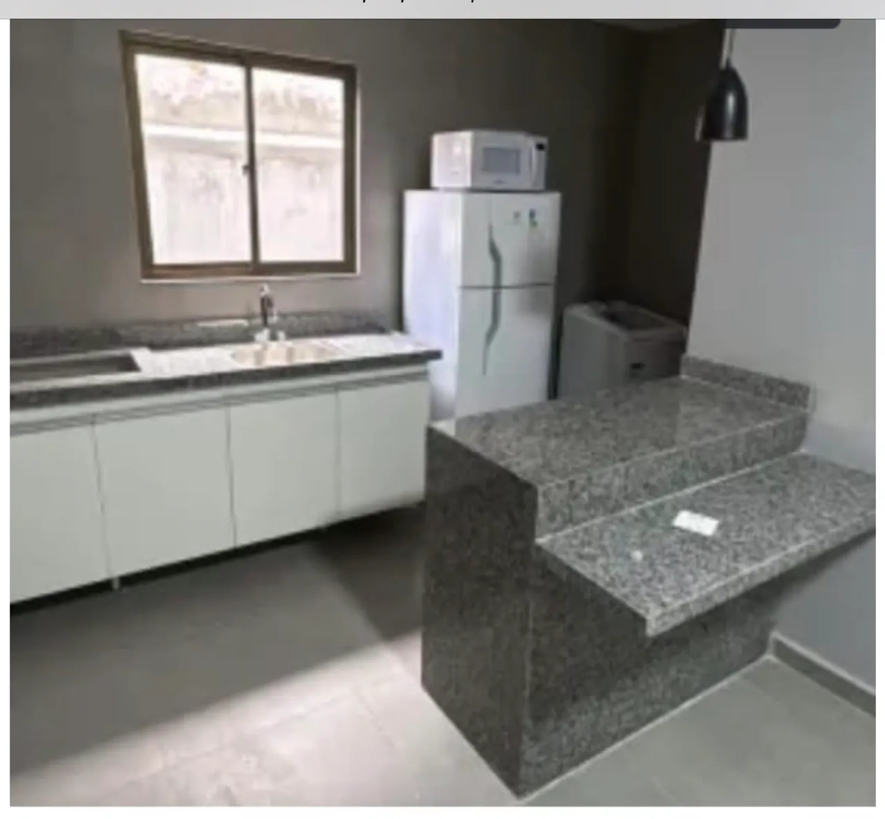 Apartamento de 1 dormitório com box de vidro no banheiro