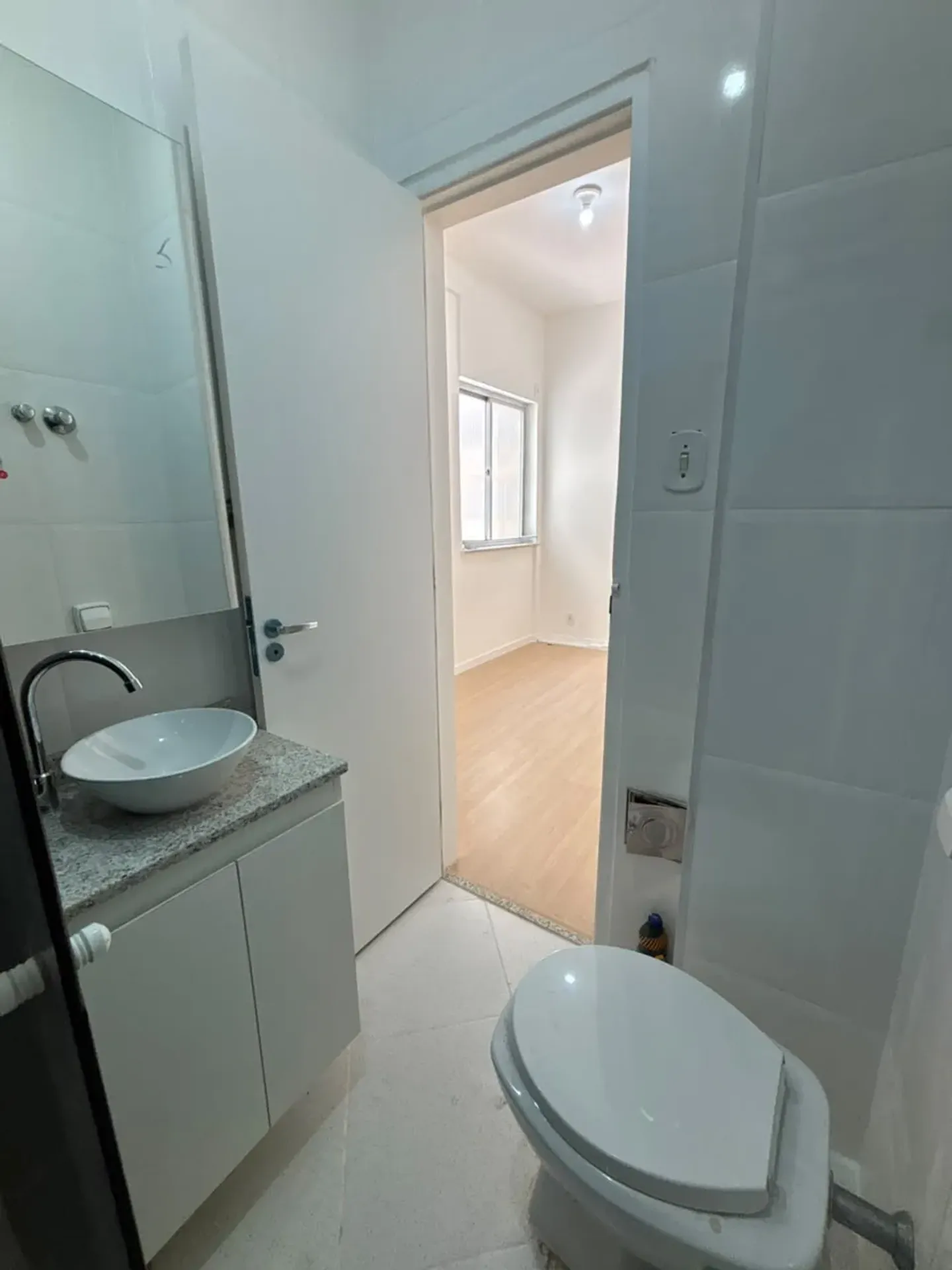Wood or laminate floors in a one-bedroom apartment, 37 m² — photo 9