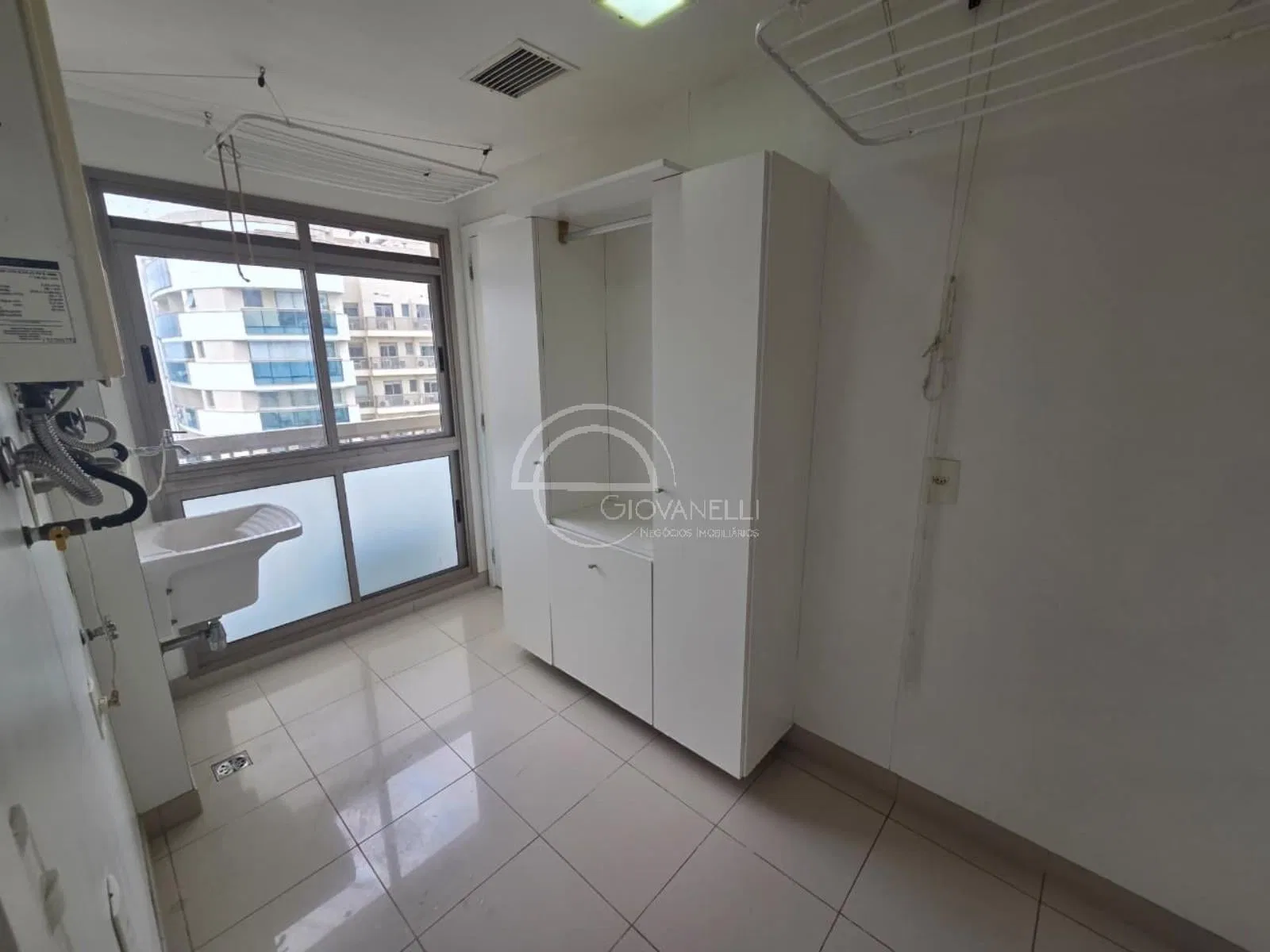 4-bedroom apartment with an enclosed gourmet balcony — photo 21