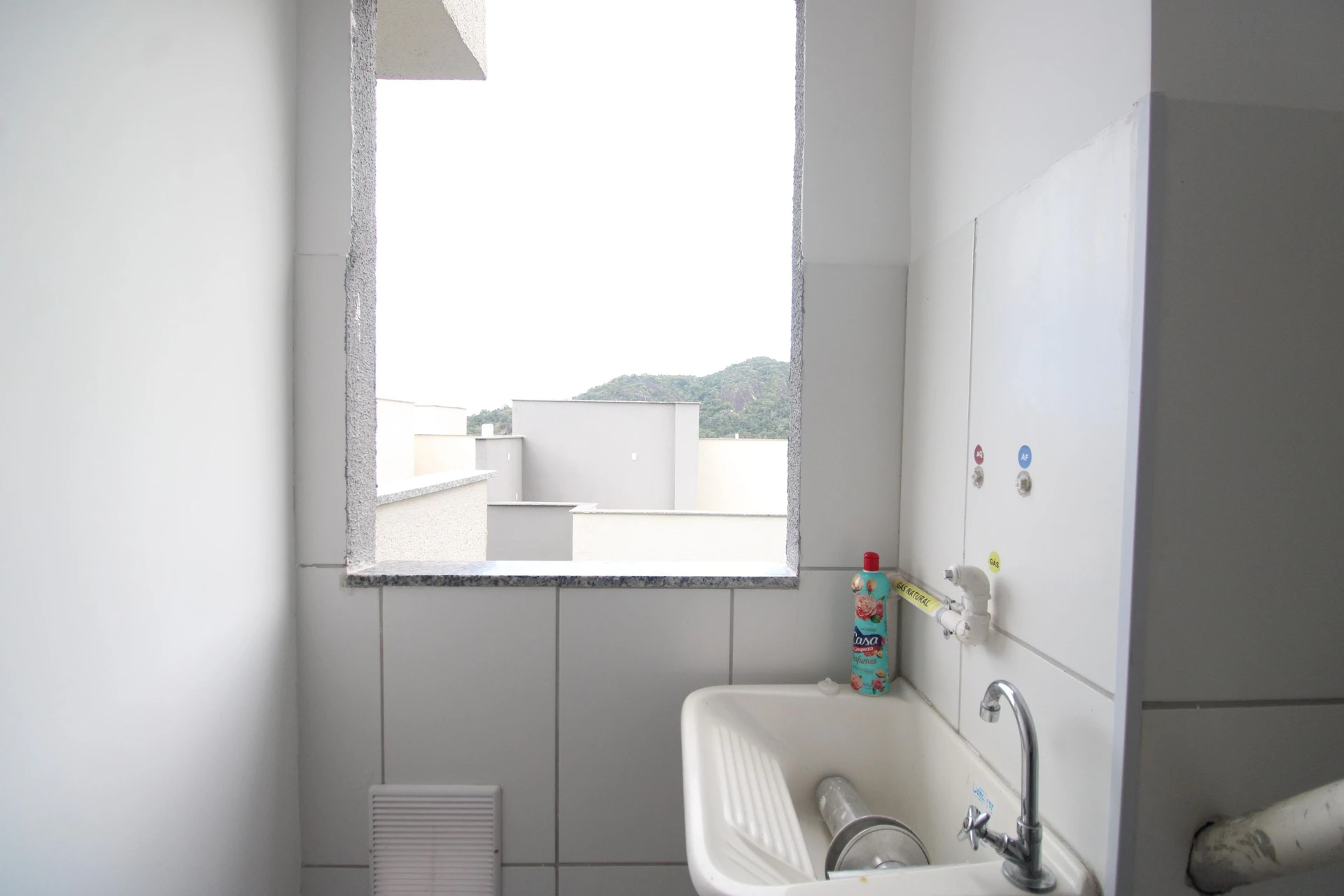 Unfurnished 2-bedroom apartment with balcony and private garden — photo 34