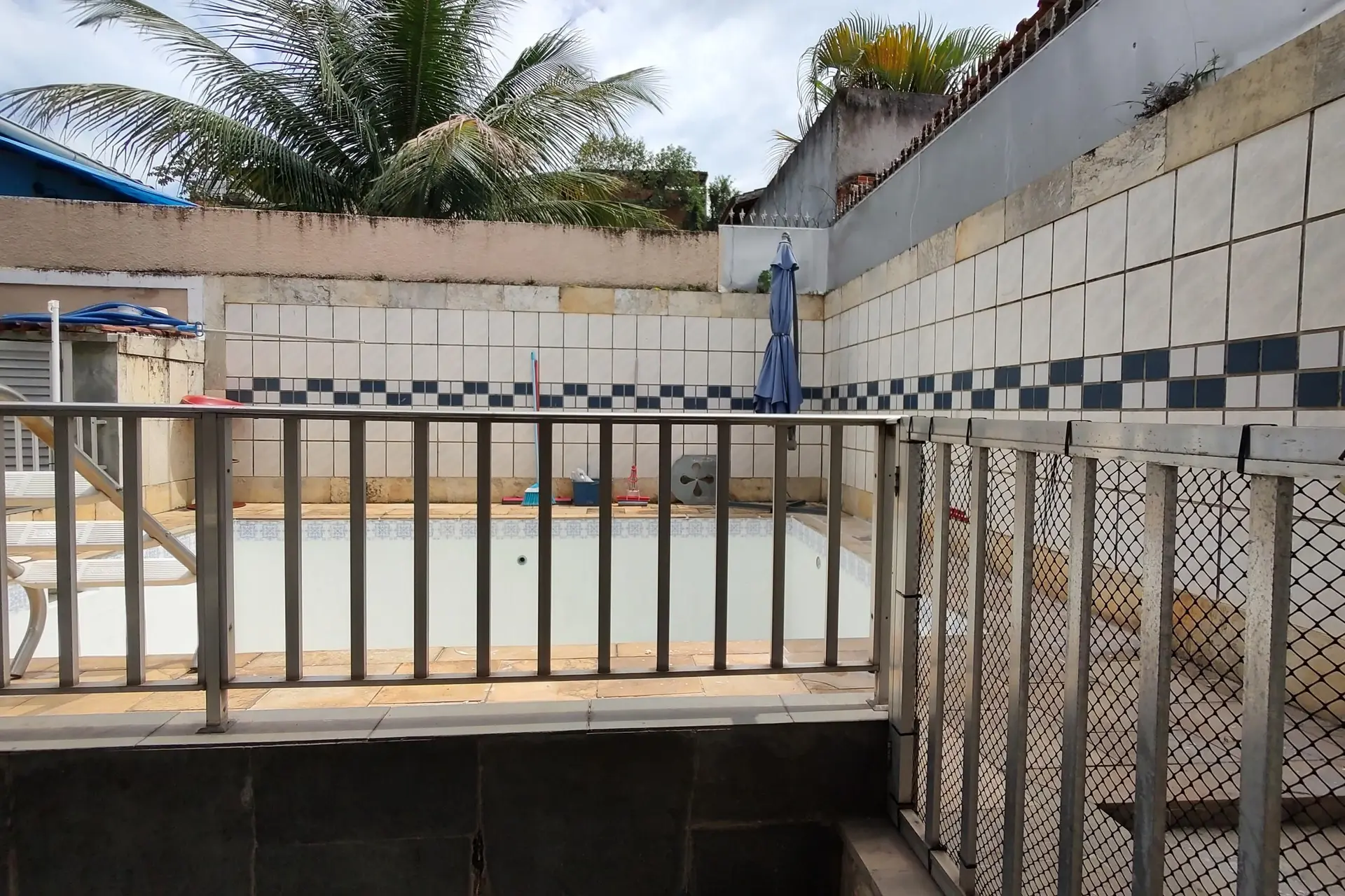 House with 3 bedrooms and a private backyard — photo 68