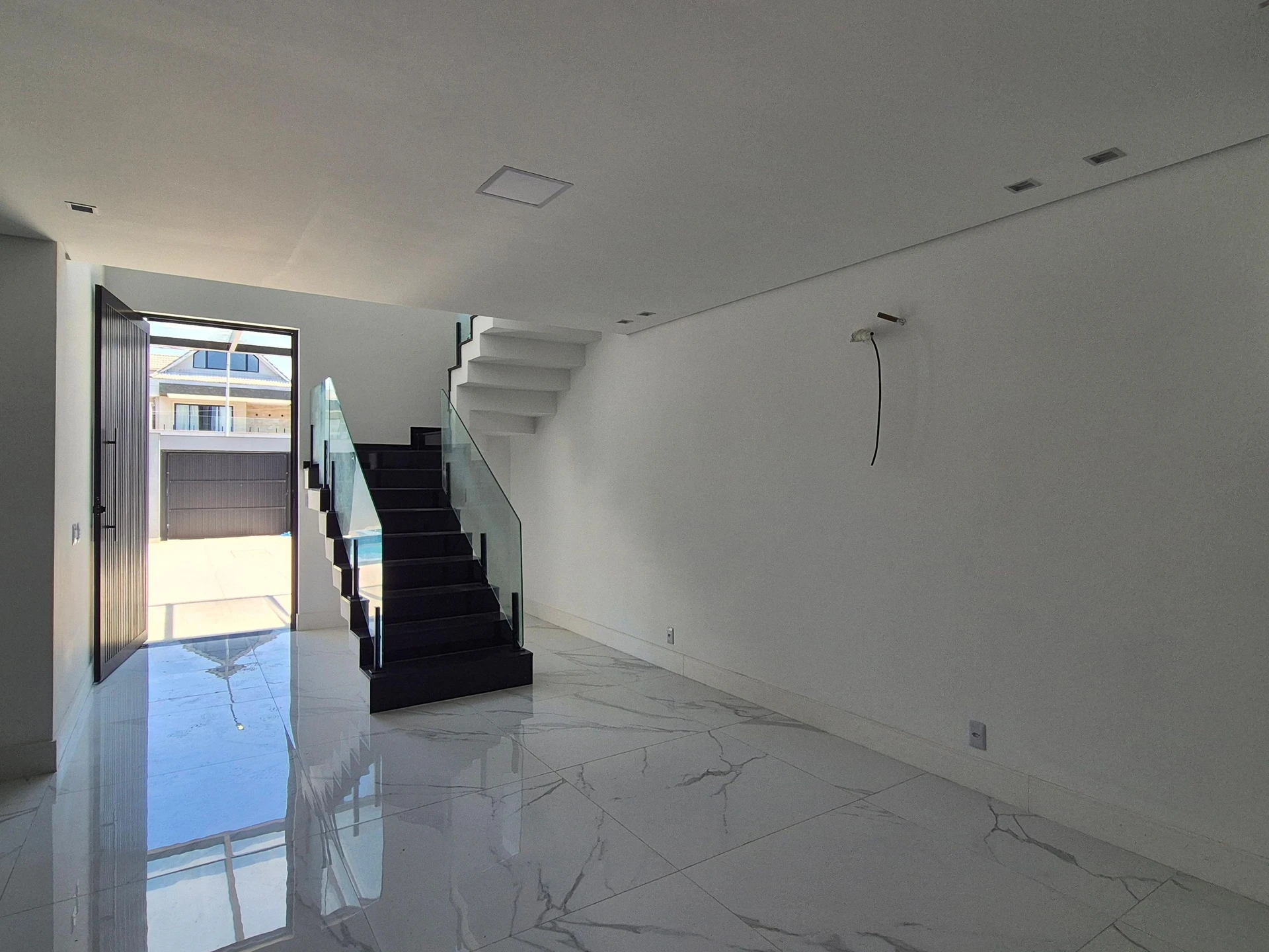 Ventanales de piso a techo y 5 dormitorios: casa de 403 m² — photo 59