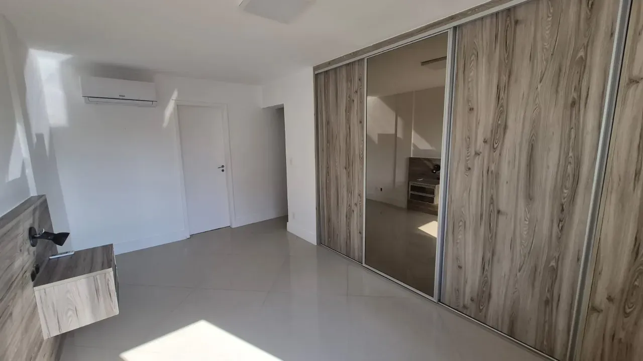 Apartment with an open-plan kitchen and 4 bedrooms — photo 25