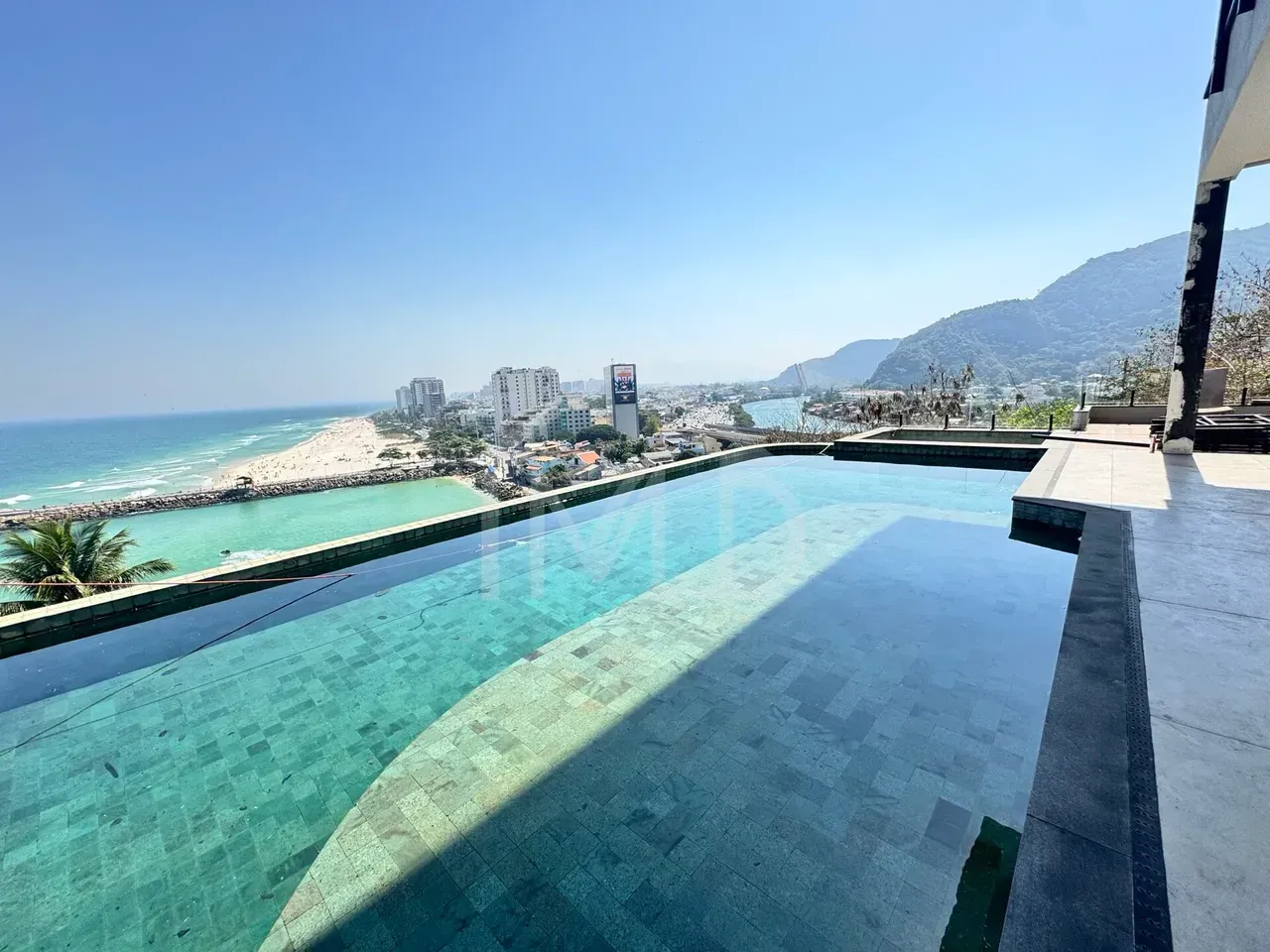 House with 7 en-suite bedrooms and a private balcony — photo 16