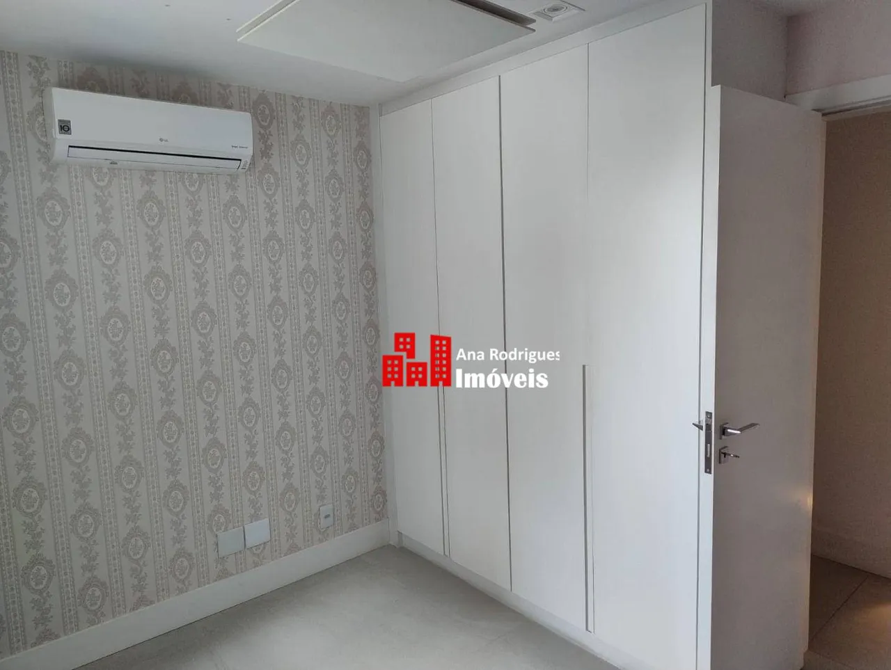 4-bedroom apartment with an open-plan kitchen — photo 19