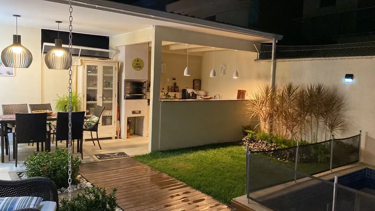 Balcony with a grill in a 5-bedroom house, 220 m² — photo 54