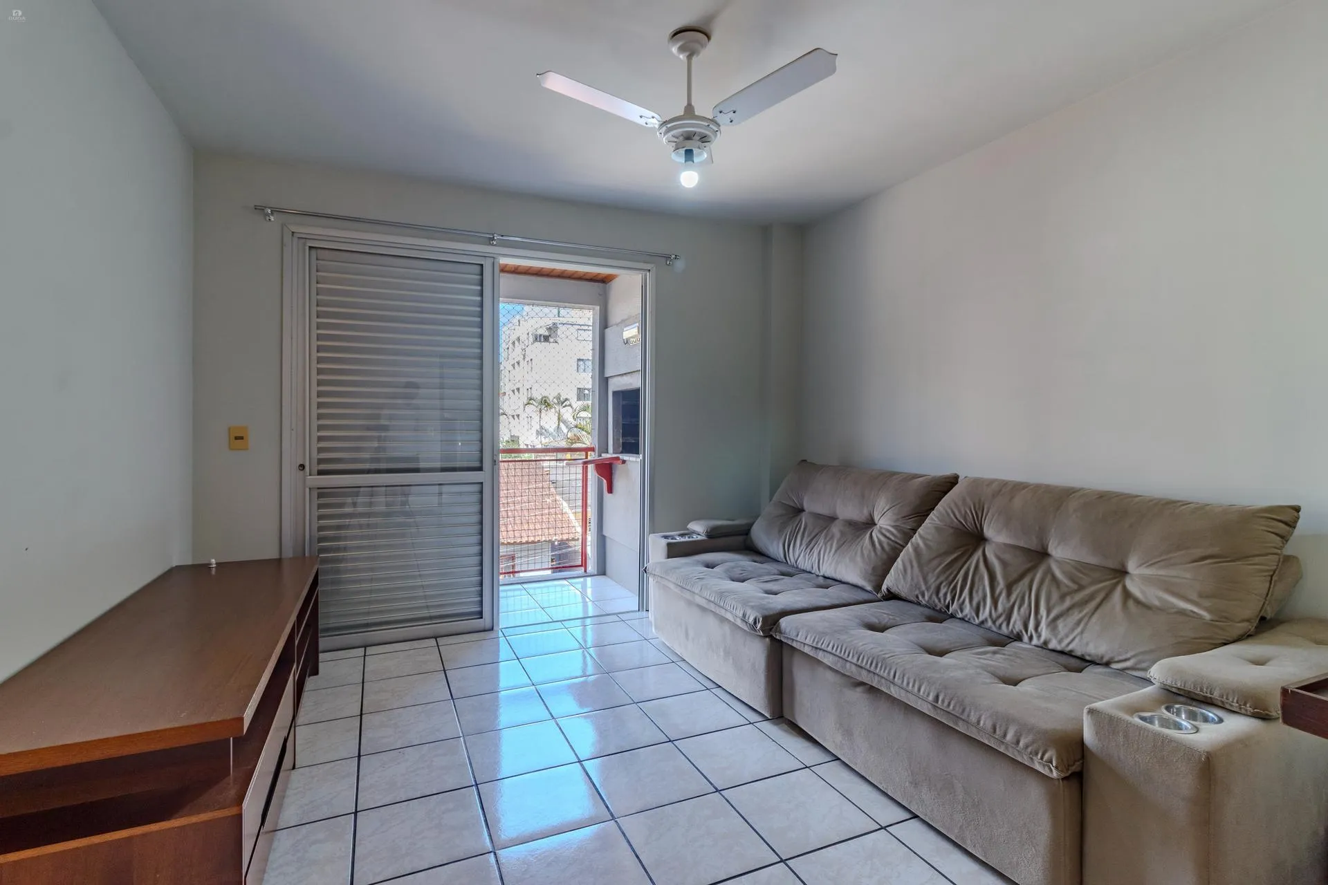 Balcony with a grill in a 2-bedroom apartment, 60 m² — photo 8
