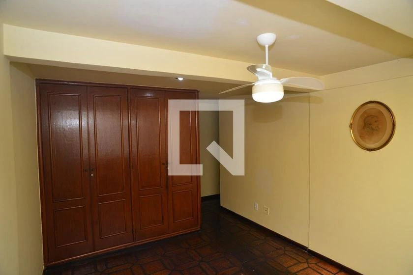 4-bedroom apartment with wood or laminate floors — photo 4