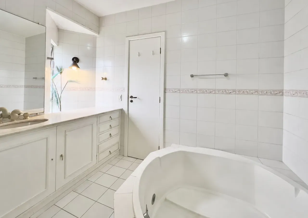Furnished penthouse apartment with 4 bedrooms — photo 17