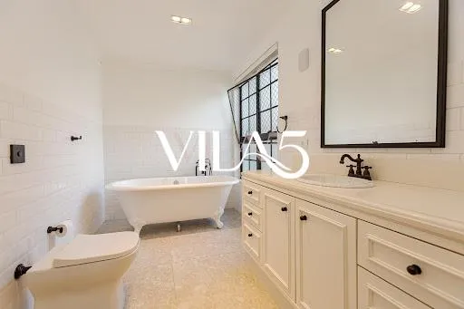 3-bedroom house with a bathtub in Curitiba — photo 18