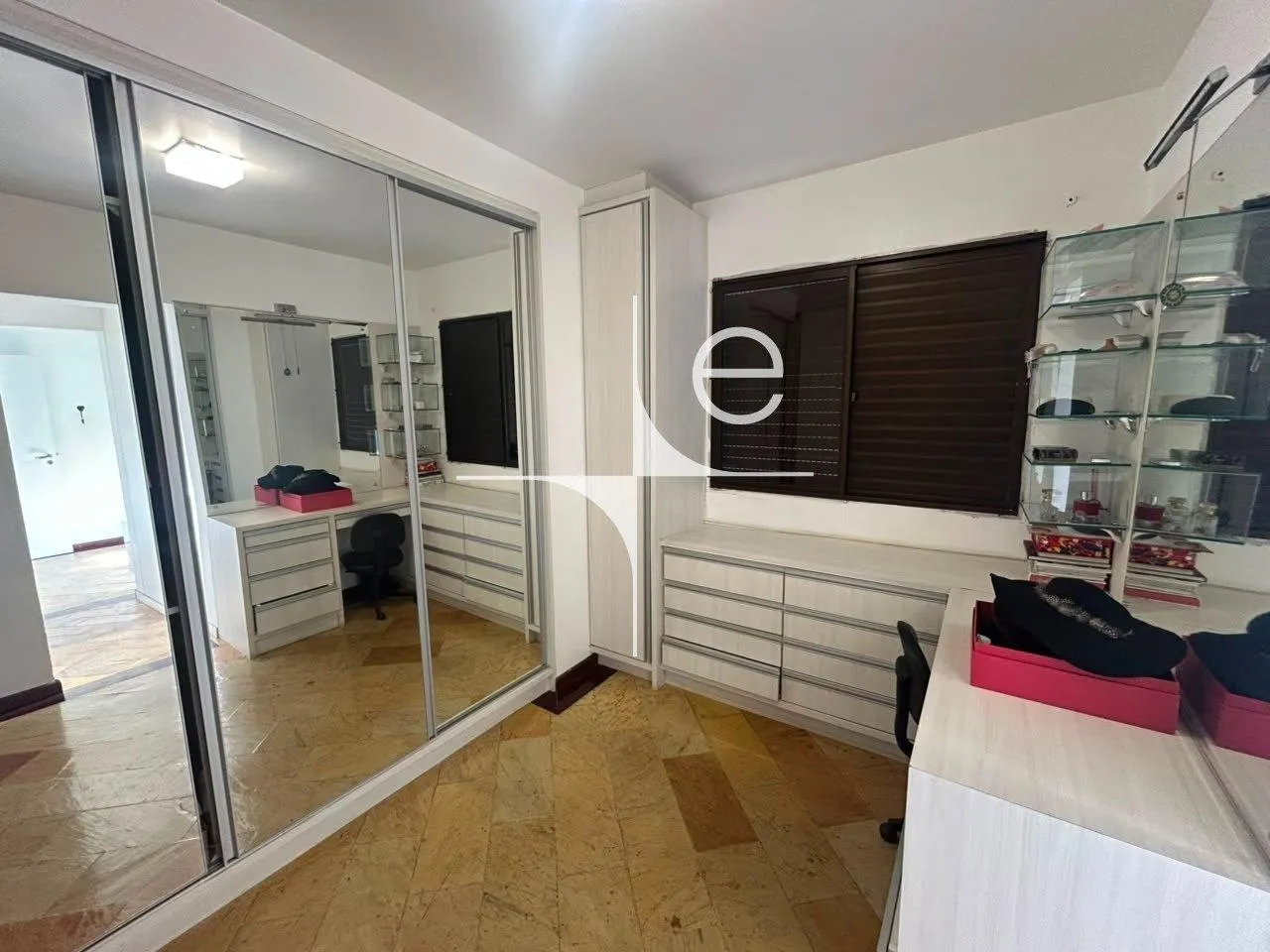 254 m² apartment with a walk-in closet and a home office — photo 12