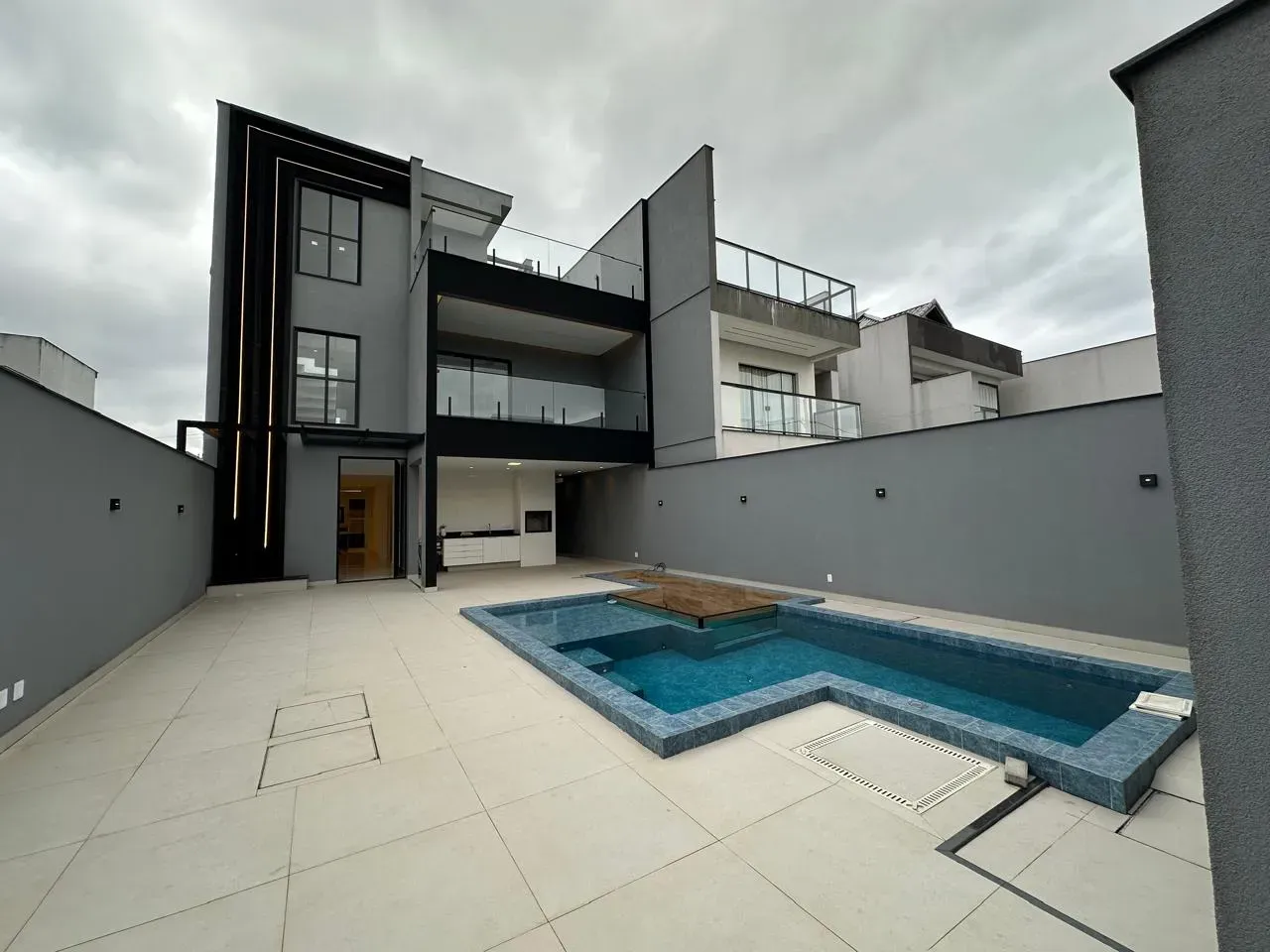 Private pool in a 5-bedroom house, 410 m²