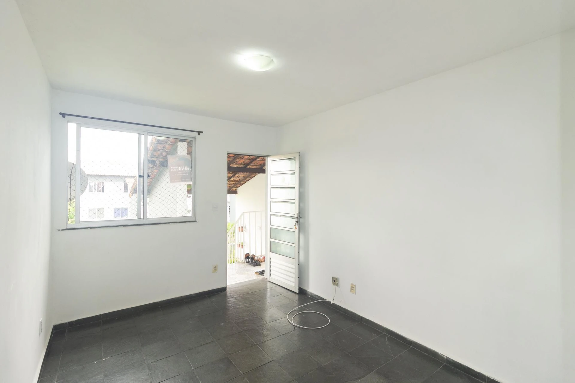 2-bedroom apartment with separate kitchen and pets