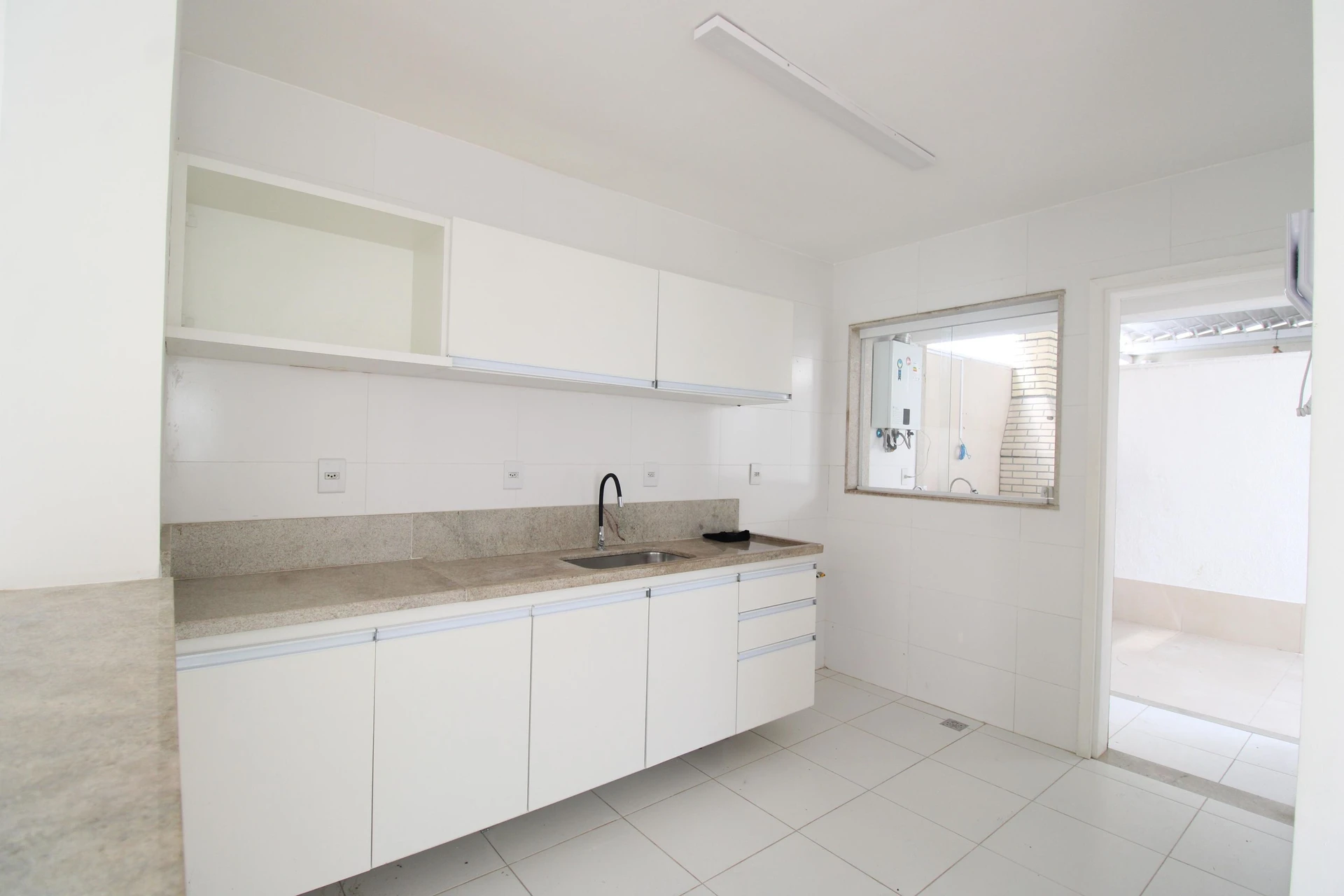 3-bedroom house with a grill on the balcony — photo 2