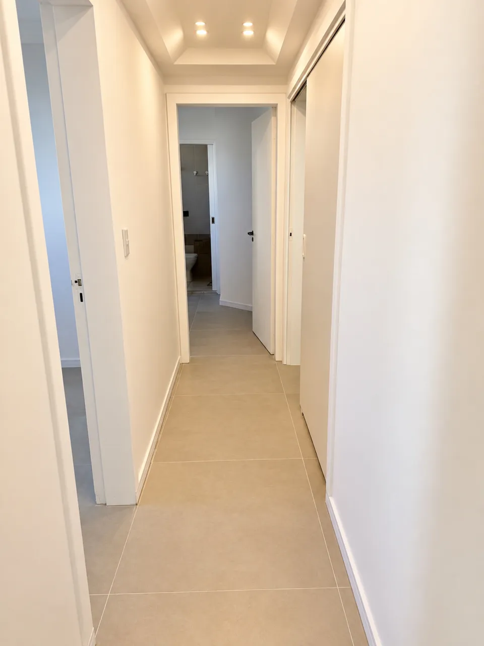 Parking-free apartment with enclosed kitchen and AC — photo 2