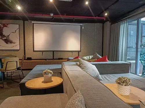 Furnished 1-bedroom apartment with open-plan kitchen — photo 30