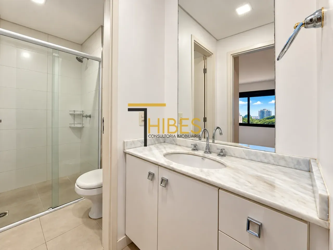 Furnished 1-bedroom apartment with parking and balcony — photo 32