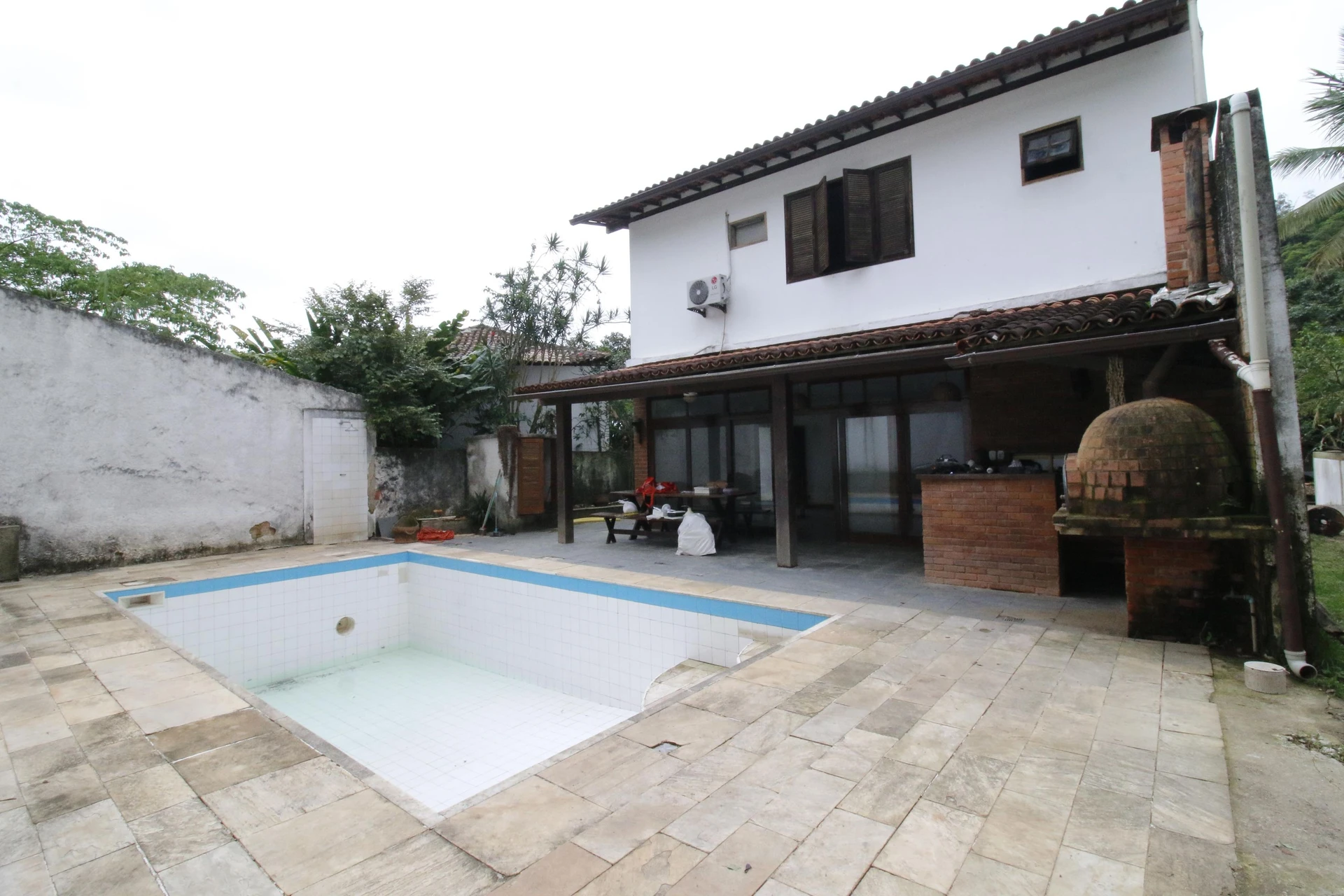 500 m² house with floor-to-ceiling windows and a bathtub — photo 16