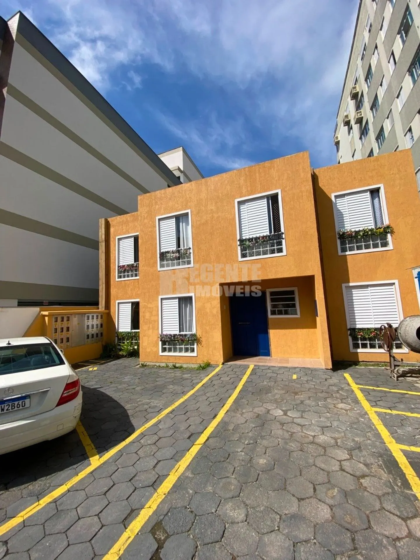 Kitnet amueblada de 18 m² con escritorio para trabajar — photo 4