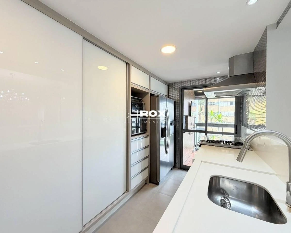 Apartamento mobiliado com 3 suítes e 167 m²