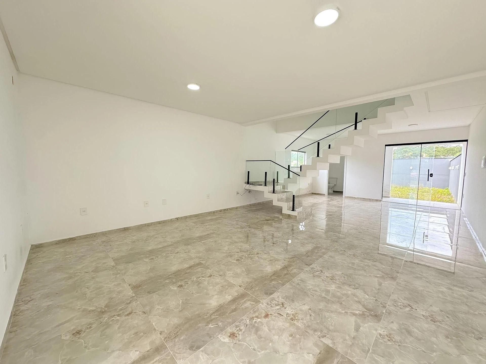 Floor-to-ceiling windows in a 3-bedroom house, 157 m² — photo 6