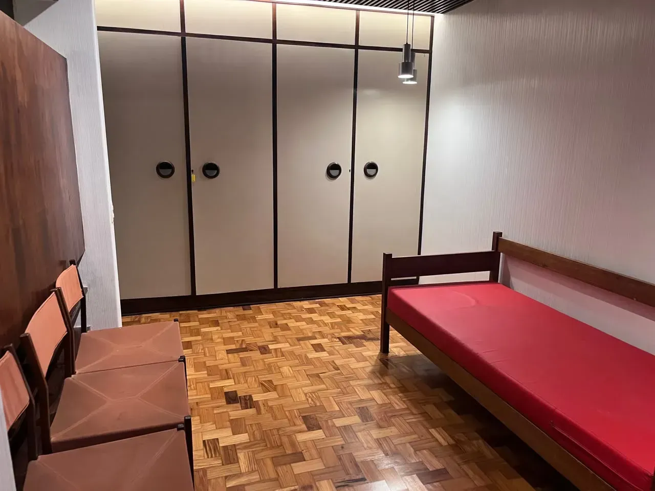 Apartment with a closed-off kitchen and room to work — photo 9