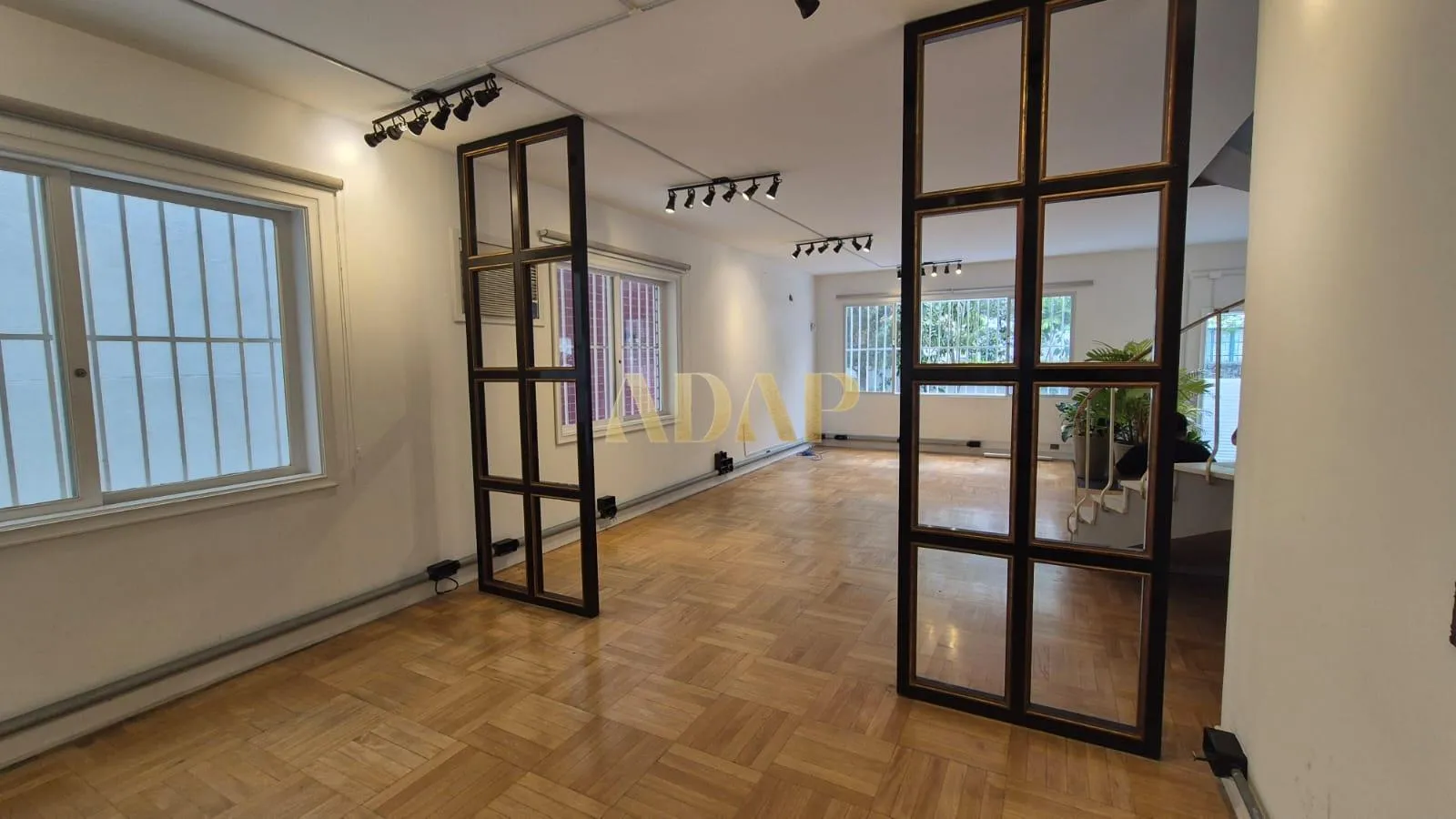 525 m² apartment with a home office and a bathtub — photo 39