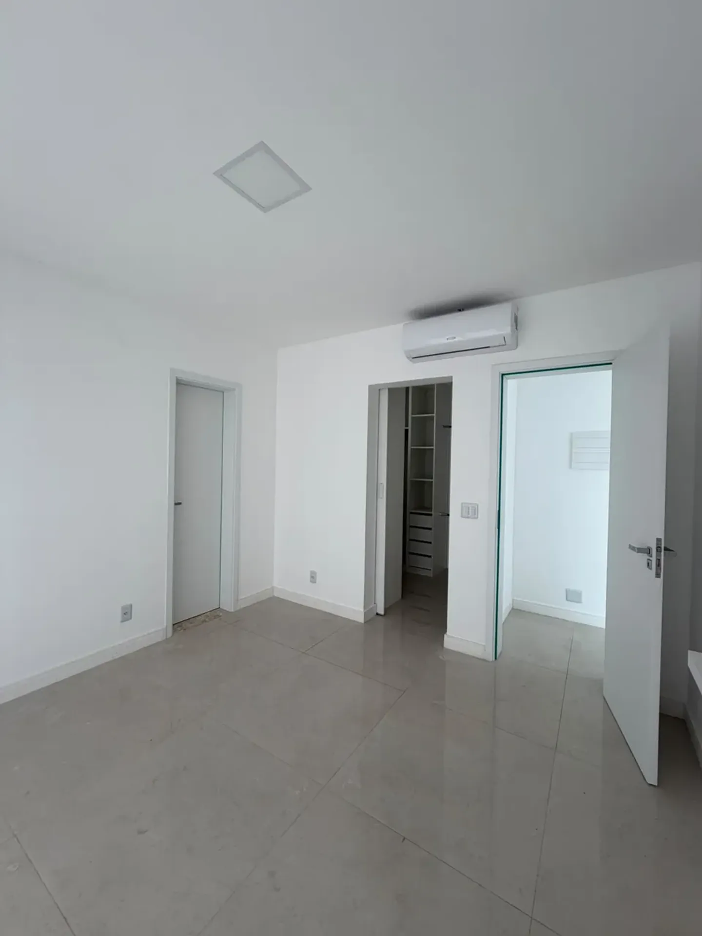 House, 370 m², with floor-to-ceiling windows — photo 4