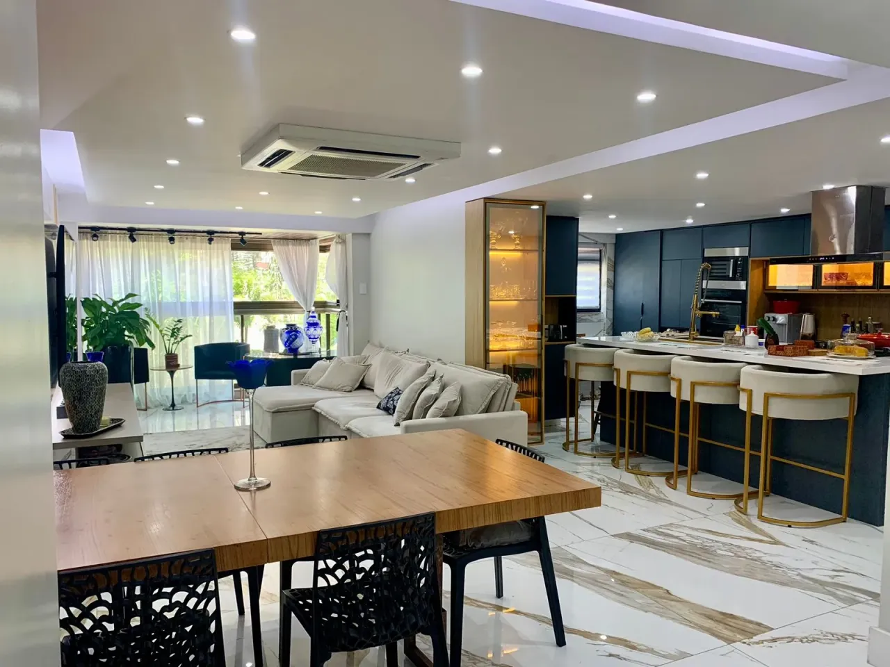 Furnished 4-bedroom apartment with open-plan kitchen — photo 6