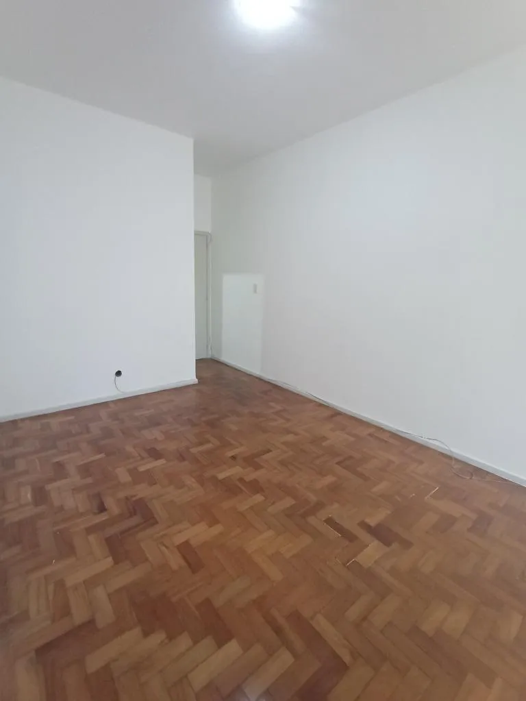 Wood or laminate floors in a one-bedroom apartment, 62 m² — photo 10