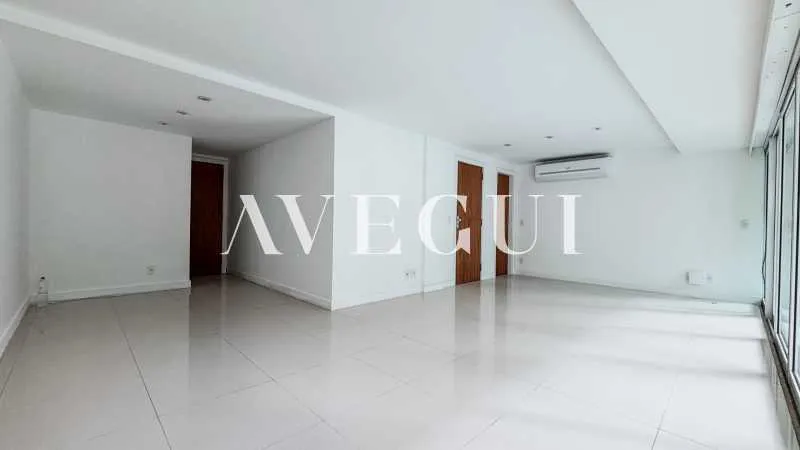 197 m² apartment with 4 bedrooms and a glass balcony — photo 11