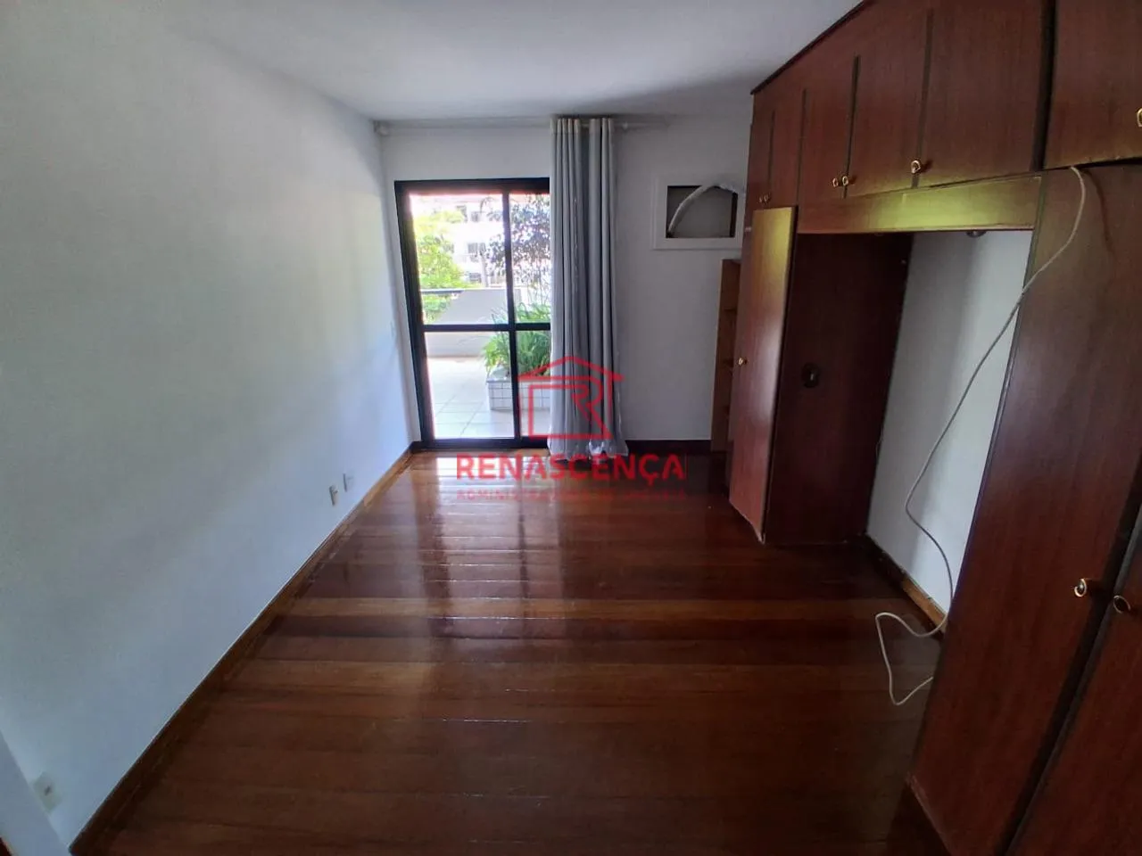 Apartamento sem mobília com 3 quartos, piso de madeira — photo 18