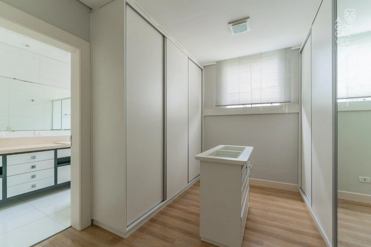 Furnished house with 3 en-suite bedrooms and balconies — photo 32
